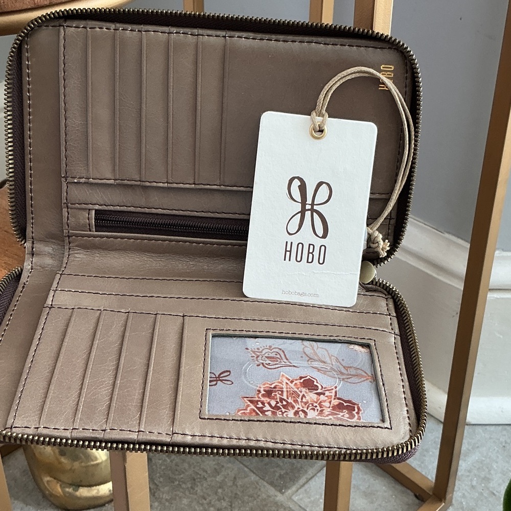 HOBO Taupe Leather Zip Wallet with Tag - Picture 3 of 3